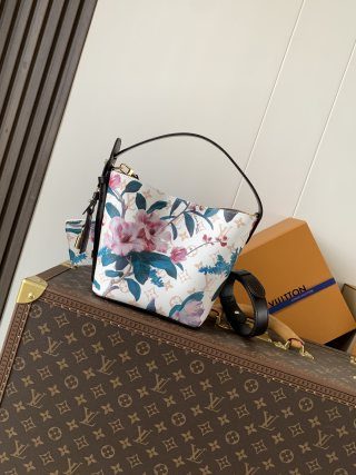 LV Capucines MM Handbag